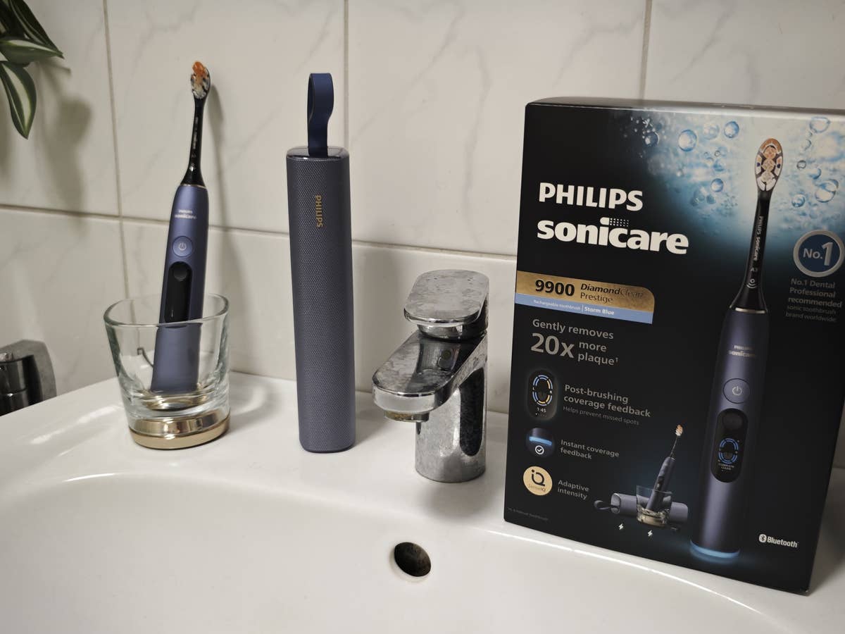 Die Philips Sonicare Next-Generation DiamondClean 9900 Prestige im Test Philips Sonicare Next-Generation DiamondClean 9900 Prestige ausgepackt mit Karton, Ladestation und Reiseetaui auf dem Waschbeckenrand