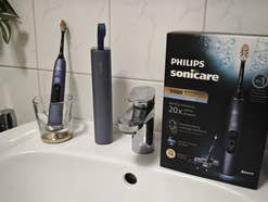 Philips Sonicare Next-Generation DiamondClean 9900 Prestige ausgepackt mit Karton, Ladestation und Reiseetaui auf dem Waschbeckenrand