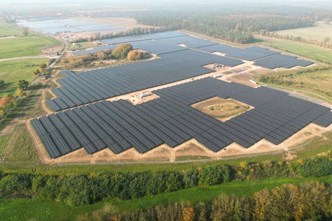 Die Solaranlage an der Ostsee baut der Stromanbieter in Kooperation mit Vodafone. Hier eine Drohnenaufnahme des PV-Parks.