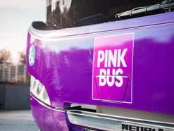 Front eines Pinkbus-Busses mit Logo.