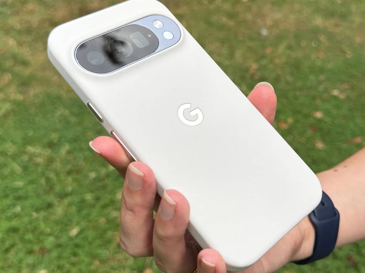 Pixel 10 Pro zum besten Preis im Netz Pixel 10 Pro in der Hand gehalten