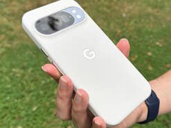 Pixel 10 Pro in der Hand gehalten