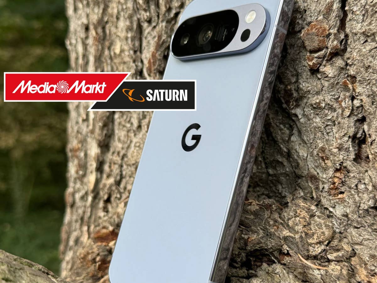 Pxel 10 Pro XL bei MediaMarkt Pixel 10 Pro XL vor einem Baum daneben das MediaMarkt-Logo