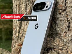 Pixel 10 Pro XL vor einem Baum daneben das MediaMarkt-Logo