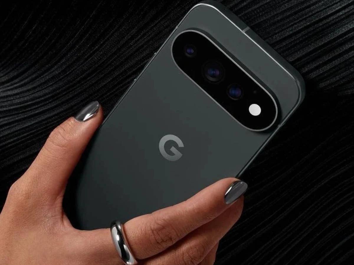 Pixel 11 Pro im Angebot Pixel 11 Pro in Schwarz in der Hand einer Frau