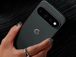 Pixel 11 Pro in Schwarz in der Hand einer Frau