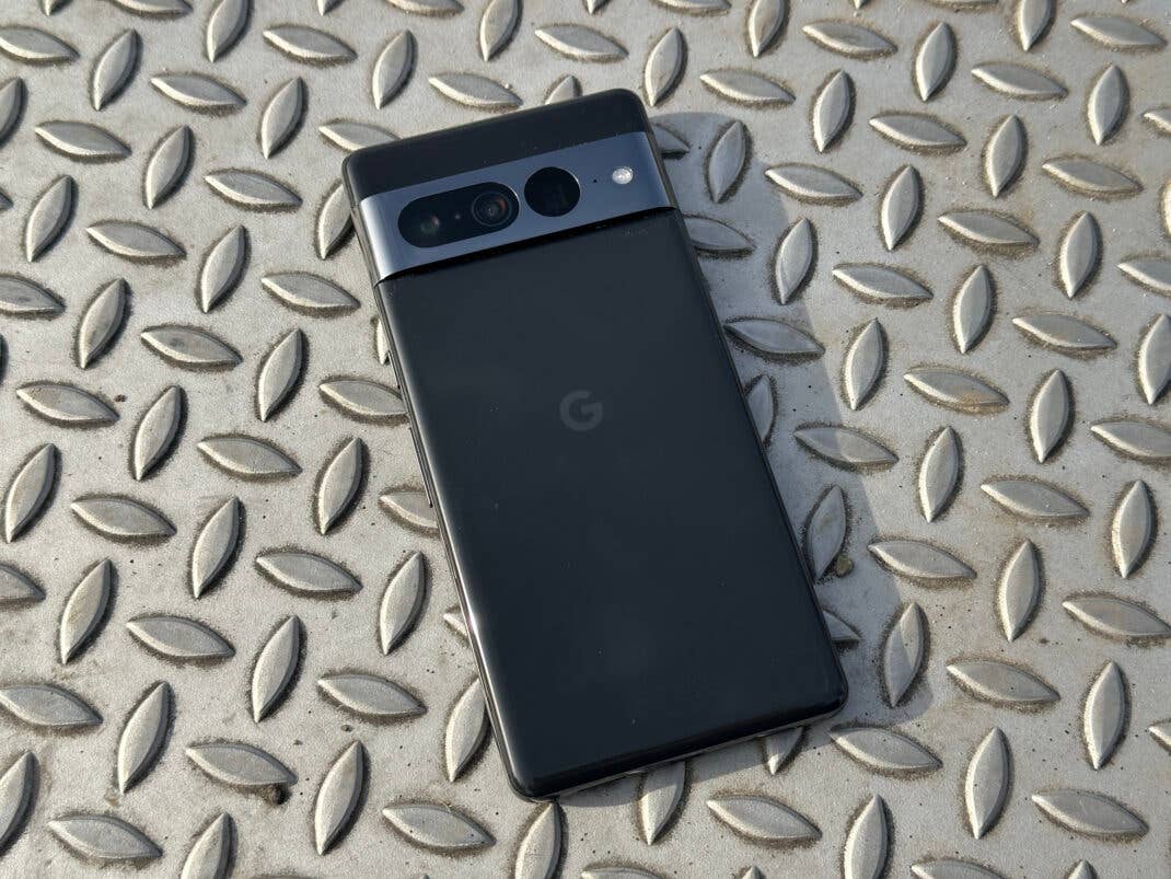 Die Rückseite des Pixel 7 Pro im Test