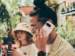 Ohne Kompromisse: Mann telefoniert mit Google Pixel 9