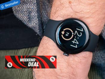 Nahaufnahme: Eine Hand steckt in einer Hosentasche, am Handgelenk ist eine Smartwatch angelegt. Einblendungen weisen auf 