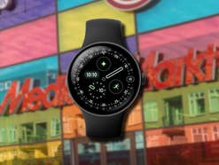 Pixel Watch 4 im Vordergrund, dahinter ein MediaMarkt-Logo
