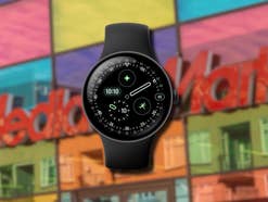 MediaMarkt-Logo im Hintergrund, davor die Google Pixel Watch 4