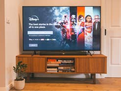 Startseite von Disney+ auf einem Fernseher.