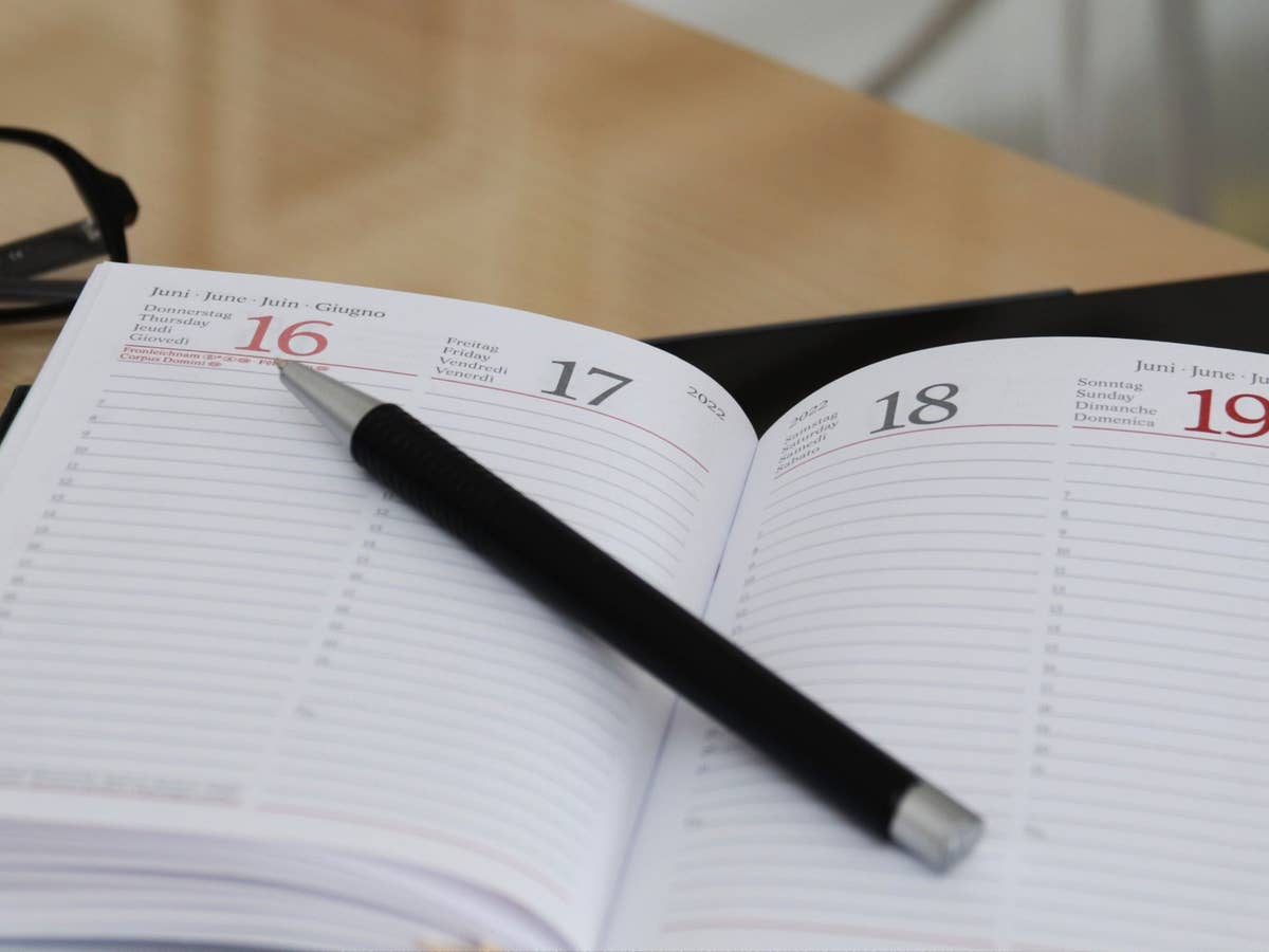 Ein Kalender mit einem Stift