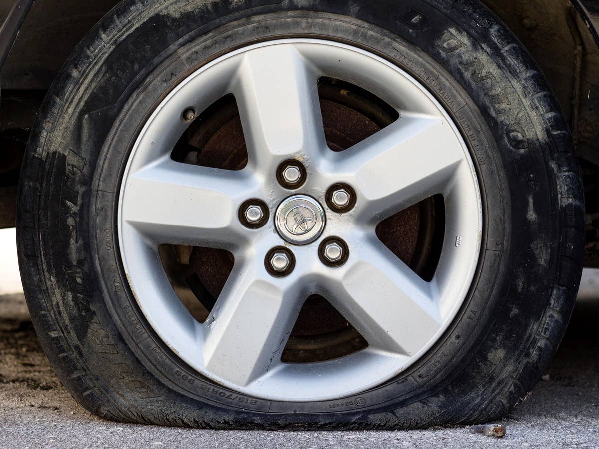 Alle Reifen haben ein Verfallsdatum und kaum ein Autofahrer kennt es Ein platter Reifen