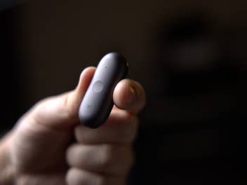 Plaud Note Pin S in der Hand gehalten