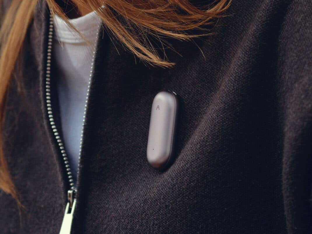 Plaud NotePin lässt sich per Magnet ganz leicht an der Kleidung befestigen
