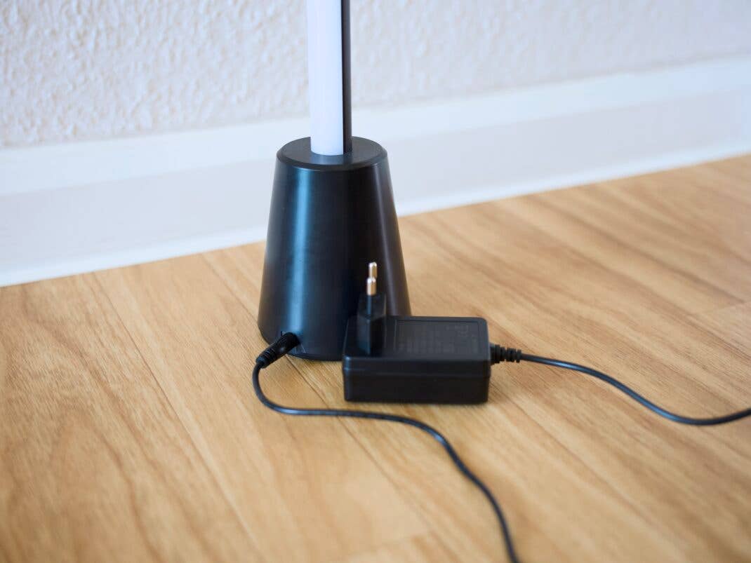 Stecker der Hue Play Tisch- und Stehleuchte