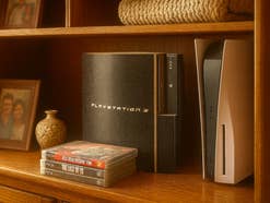 Eine PlayStation 3 Konsole in einem Regal.