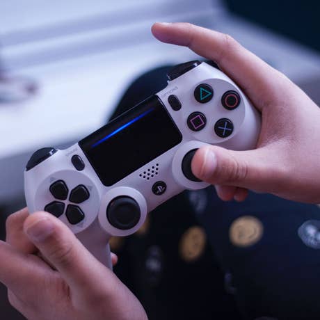 Foto: Spielekonsole Sony PlayStation 4 (1TB)