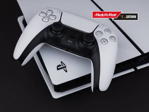 Ein Controller liegt auf einer PlayStation 5. Davor ist ein MediaMarkt-Logo zu sehen.