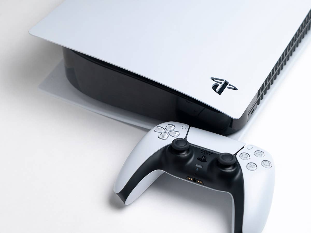 PlayStation 5 und Controller auf weißem Grund