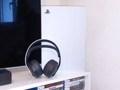 Playstation 5 mit Pulse 3D Kopfhörern