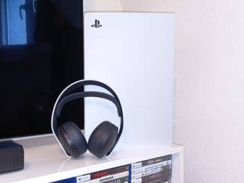 Playstation 5 mit Pulse 3D Kopfhörern
