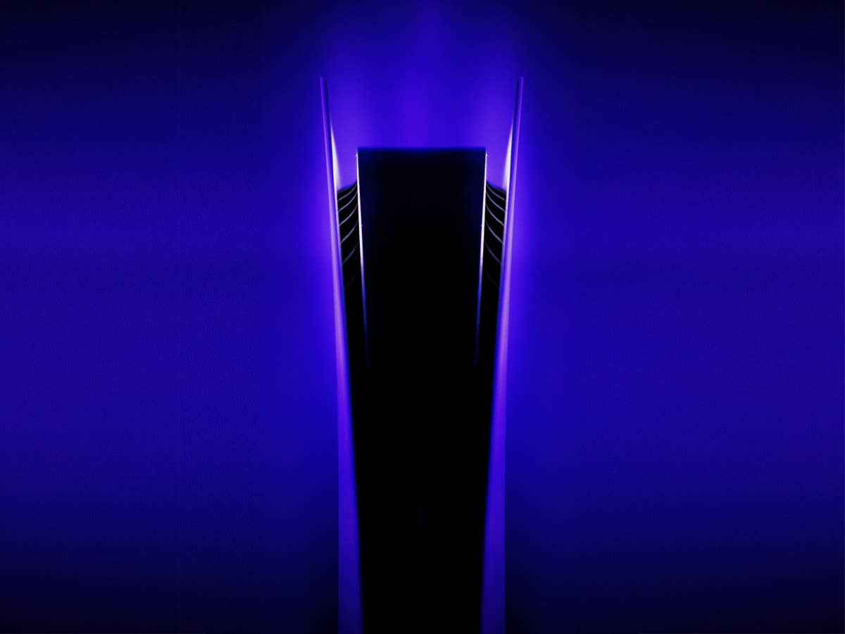 PlayStation 5 mit einem lilafarbenen Hintergrund
