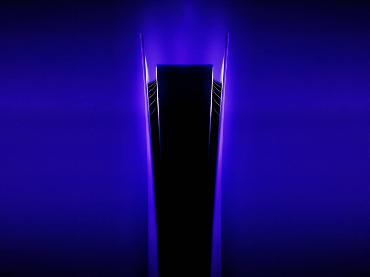 PlayStation 5 mit einem lilafarbenen Hintergrund