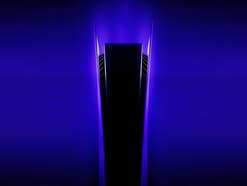 PlayStation 5 mit einem lilafarbenen Hintergrund
