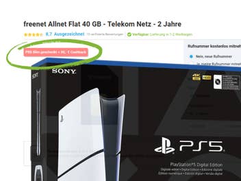Eine PlayStation 5 im Vordergrund und der Screenshot zu einem Mobilfunkangebot im Hintergrund. Der Hinweis 