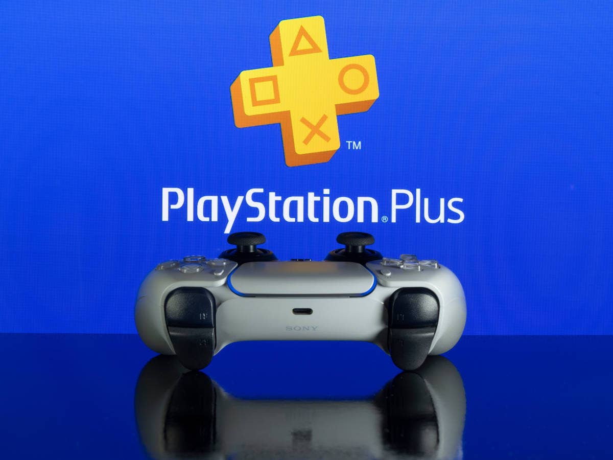 PlayStation Controller vor PS Plus Logo