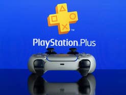 PlayStation Controller vor PS Plus Logo