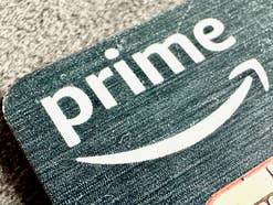 Prime-Logo auf einer Amazon-Kreditkarte.