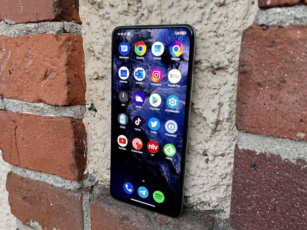 Der AMOLED-Bildschirm des Poco F3 macht einen ausgezeichneten Eindruck