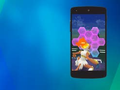 Smartphone mit Pokémon Go PvP auf dem Bildschirm