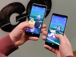 Zwei Smartphones mit Pokémon Go PvP auf dem Display