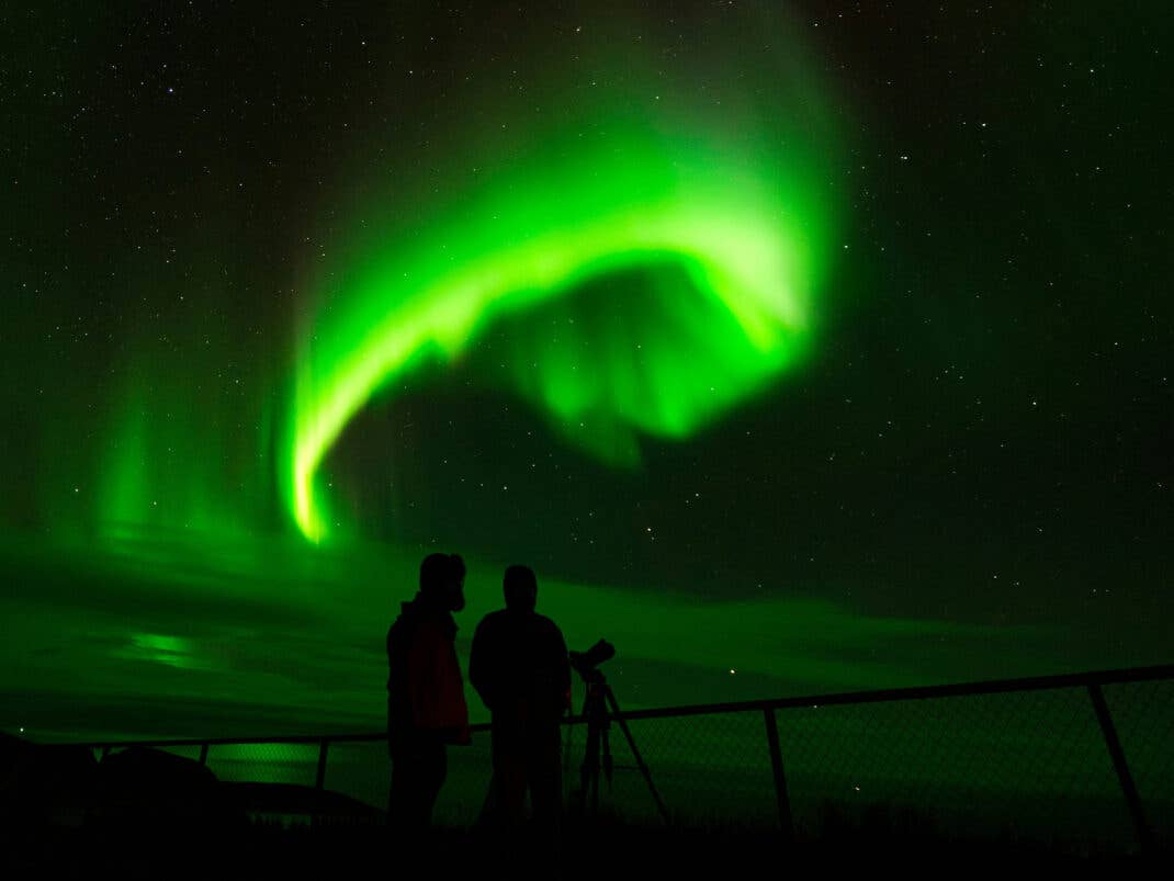 Wer Polarlichter fotografieren will, muss die richtigen Einstellungen in der Kamera-App auf dem Smartphoen auswählen