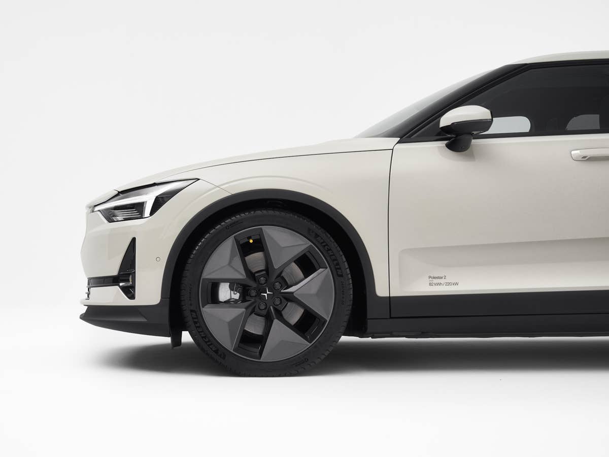 Front des Polestar 2 (2026) in der Seitenansicht.