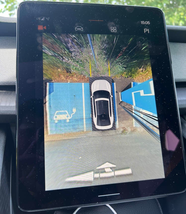 Blick auf das Bild der 360-Grad-Kamera im Innenraum des Polestar 2.