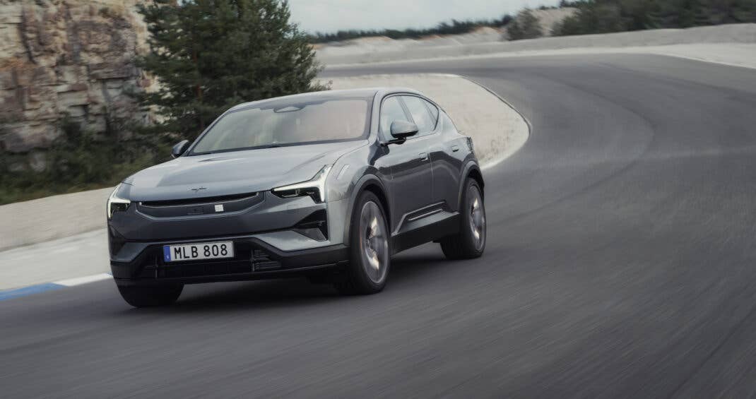 Polestar 3 (2026) während der Fahrt in der Seitenansicht.