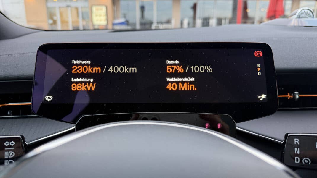 Info-Display im Polestar 3 während des Ladens.