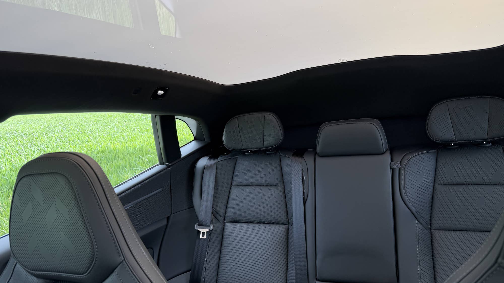 Polestar 4 - Blick vom Fahrersitz nach hinten.