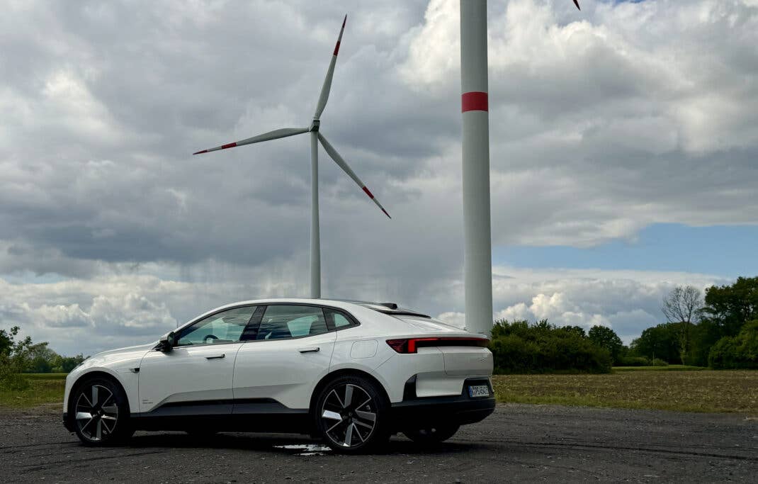 Polestar 4 vor einem Windrad.