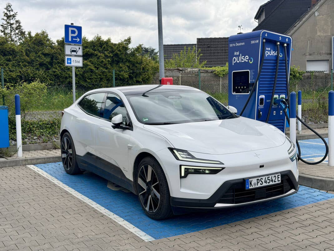 Polestar 4 - Test an Schnellladesäule von Aral Pulse.