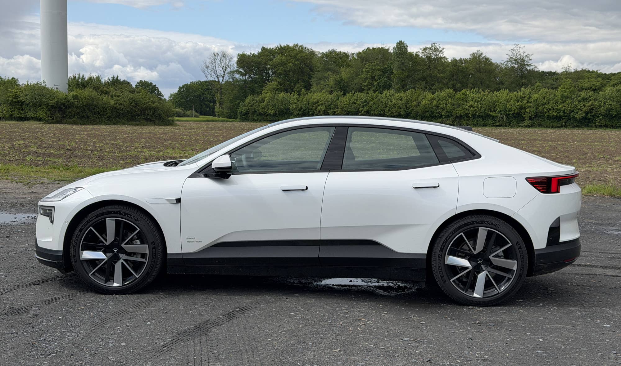 Polestar 4 in der Seitenansicht.
