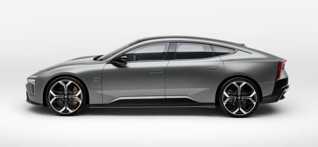 Polestar 5 in der Seitenansicht.