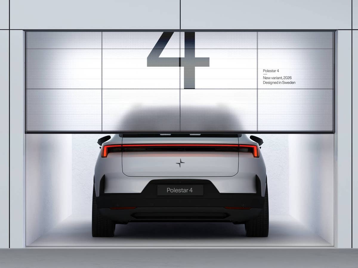 Polestar greift voll an: 4 neue E-Autos im Anflug Polestar 4 in der Heckansicht in einer Garage geparkt.