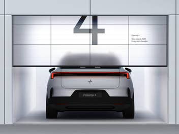Polestar 4 in der Heckansicht in einer Garage geparkt.
