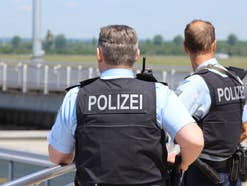 2 Polizisten an einem Flughafen